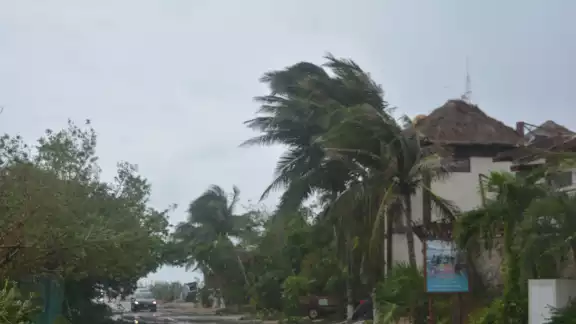 Es casi inminente el impacto del Huracán Beryl en la Península de Yucatán