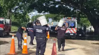 Camioneta vierte 800 litros de combustible en la calle 28 con 25, ocasiona accidentes y deja heridos