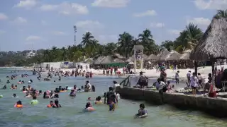 Bañistas abarrotan Playa Bonita en Campeche en el primer domingo de Cuaresma