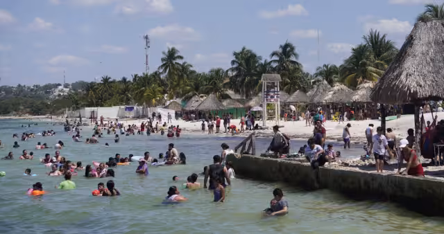 Gran afluencia de personas registra Playa Bonita en Campeche