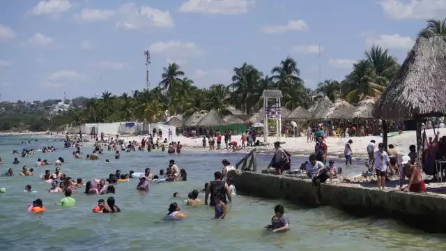 Gran afluencia de personas registra Playa Bonita en Campeche