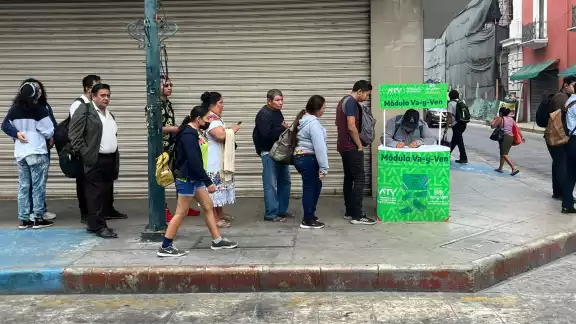 Desde temprano comenzaron las filas para los cambios de tarjetas Desde temprano comenzaron las filas para los cambios de tarjetas