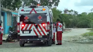 Paramédicos atienden a un hombre lesionado en la colonia Lázaro Cárdenas de Felipe Carrillo Puerto