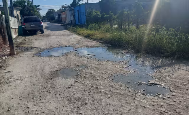 Estudiantes de la Benito Juárez, los más afectados por falta de banquetas en Escárcega