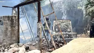 Incendio en un taller  y bodega moviliza a bomberos  y cuerpos de emergencia en Cancún
