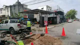 Los baches fueron causados por fugas de agua, deteriorando las calles cada vez más al no ser atendidas de forma inmediata