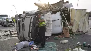 La unidad terminó destruida por el golpe y volcadura.