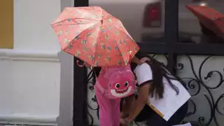 Los accidentes más comunes incluyen caídas, golpes, quemaduras, intoxicaciones y asfixia