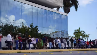 Largas filas en Palacio de Gobierno por cambio de placas en Campeche
