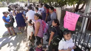 Los paterfamilias bloquearon el acceso principal del centro educativo, suspendiendo las clases; mantendrán cerrado el plantel hasta que sus demandas sean atendidas.