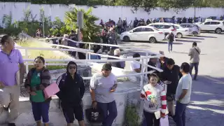 La ventanilla ubicada en Seguridad Pública de la misma forma lució una cola al congregarse las personas desde temprana hora para cumplir con los pagos