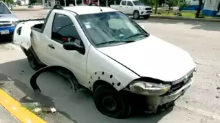 El vehículo sufrió diversos daños en la parte delantera como en su llanta