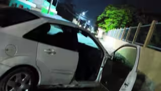 Jetta blanco provoca daños materiales en colonia Pozo del Monte