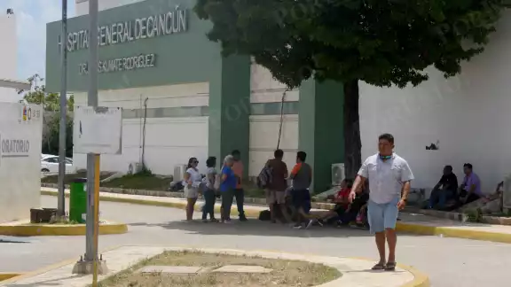 Los manifestantes exigen al Gobierno federal se garantice el abasto, transparente las compras, distribución y entrega en los diferentes hospitales del estado