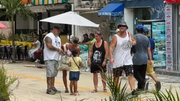 La Quinta Avenida es el centro de concentración de menores de edad vendiendo artesanías al turismo