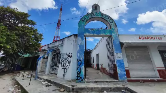Cortinas oxidadas, pasillos vacíos y grafitis reflejan el abandono del inmueble de la 67