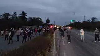 Maestros paristas bloquean puente de Huay-Pix en Chetumal