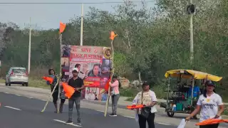 Vecinos y familias de Silvia M. C. y Miguel se manifiestan en la carretera federal Mérida-Valladolid