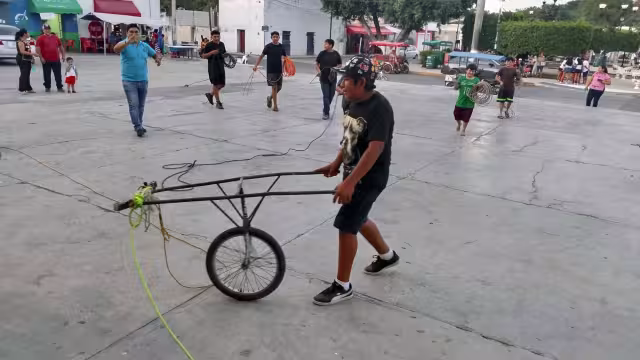 Preservan las tradiciones en jóvenes con competencias de tirahule, kitimbol, kimbomba y baxal toro