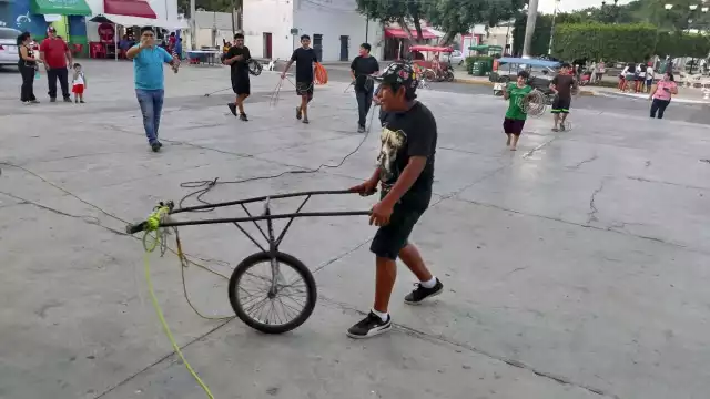 Preservan las tradiciones en jóvenes con competencias de tirahule, kitimbol, kimbomba y baxal toro