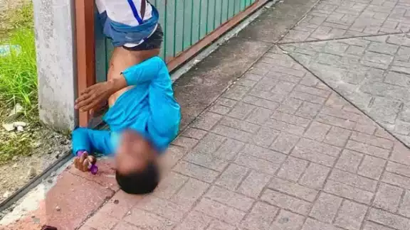 Debido a las agresiones y el riesgo a conductores, vecinos optaron por actuar y amarrar al hombre Debido a las agresiones y el riesgo a conductores, vecinos optaron por actuar y amarrar al hombre