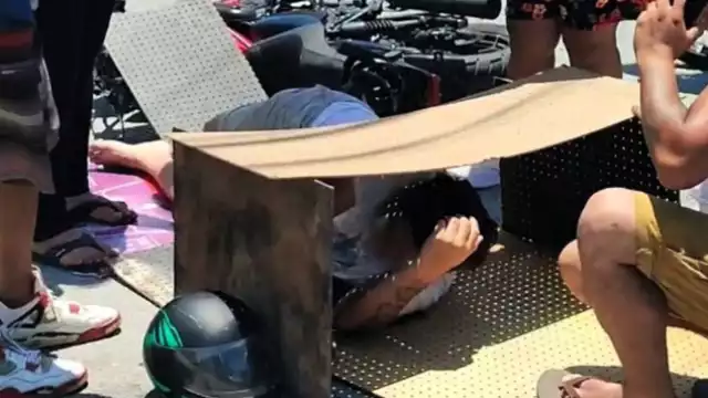 Debido a las lesiones, uno de los motociclistas fue evaluado por paramédicos y trasladado a un hospital