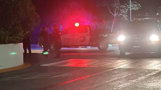 Paramédicos del Hospital Tulum acudieron al lugar, confirmando la muerte del joven