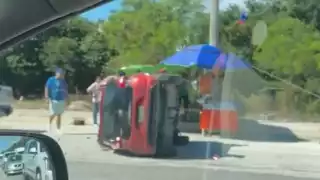 Conductor choca una camioneta y termina volcado en una avenida en Playa del Carmen 