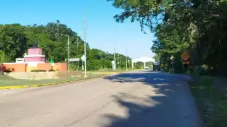 Motociclista es trasladado a u hospital en José María Morelos al sufrir un accidente con un remolque