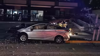 Automóvil derriba un poste de la CFE en accidente sobre la avenida Bonampak de Cancún