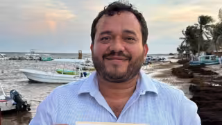 Vicente Franco Reyes se registró en el proceso interno de Morena en Puerto Morelos, Quintana Roo.