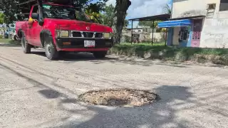 Un enorme bache en la avenida Concordia, en Champotón, pone en riesgo la seguridad de los automovilistas y motociclistas.