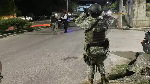 Elementos del Ejército Mexicano custodiaron el lugar de los hechos. Elementos del Ejército Mexicano custodiaron el lugar de los hechos.