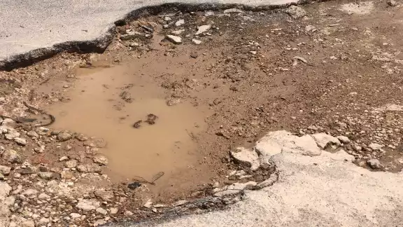 Los baches se vuelven más peligrosos para los conductores en tiempo de lluvias. Los baches se vuelven más peligrosos para los conductores en tiempo de lluvias.