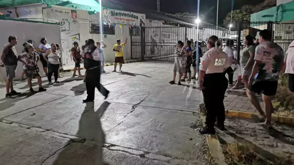 Vecinos de Carmen se organizan contra apagones y presionan a CFE Vecinos de Carmen se organizan contra apagones y presionan a CFE
