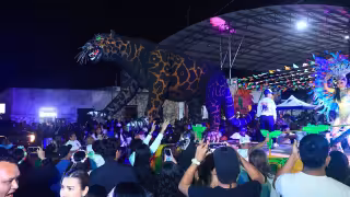 Jaguares y dragones brillan con carros alegóricos gigantes en el Carnaval de Dzilam de Bravo