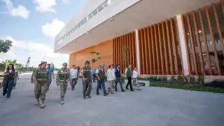 Joaquín Díaz Mena supervisa avances del nuevo hospital O'Horán de Mérida junto al director general del IMSS-Bienestar, Alejandro Svarch