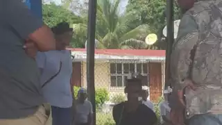 Los ladrones fueron retenidos y golpeados por los habitantes.