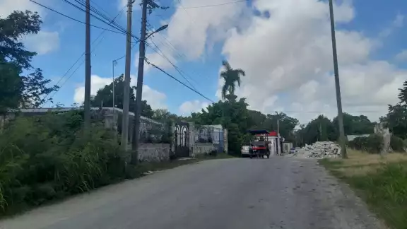 Los vecinos de la colonia se quedaron sin servicio de energía en sus viviendas y calles, representando un peligro para quienes transitan por la zona. Los vecinos de la colonia se quedaron sin servicio de energía en sus viviendas y calles, representando un peligro para quienes transitan por la zona.