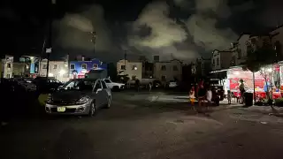 “Lo hago para que mi nieta se sienta segura": Cancunenses recurren a  instalaciones ‘hechizas’  para alumbrar sus calles