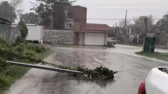 Fuerte lluvia con viento provocó la caída de un poste de TELMEX en Escárcega. Fuerte lluvia con viento provocó la caída de un poste de TELMEX en Escárcega.