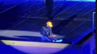 El momento del resbalón en el primer concierto en la CDMX