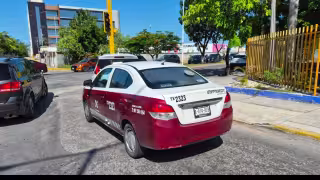 Taxi impacta por alcance a camioneta recién salida de agencia en la colonia Santa Rosalía