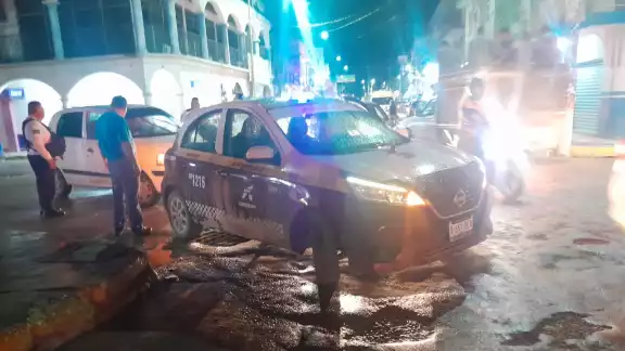 Un taxi sufrió una falla mecánica en la calle 31 por avenida Héctor Pérez Martínez, causando un embotellamiento Un taxi sufrió una falla mecánica en la calle 31 por avenida Héctor Pérez Martínez, causando un embotellamiento