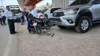 Motociclista pierde el control y se impacta contra camioneta en Escárcega