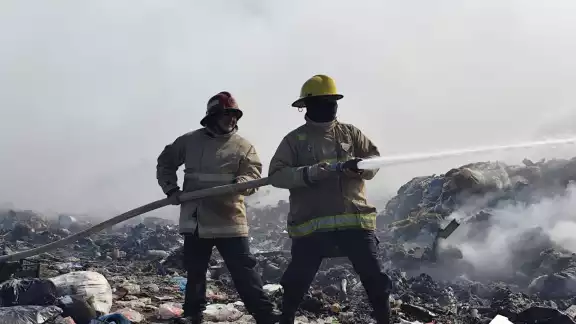 El Heroico Cuerpo de Bombero utilizaron mas de 13 mil 500 litros de agua El Heroico Cuerpo de Bombero utilizaron mas de 13 mil 500 litros de agua
