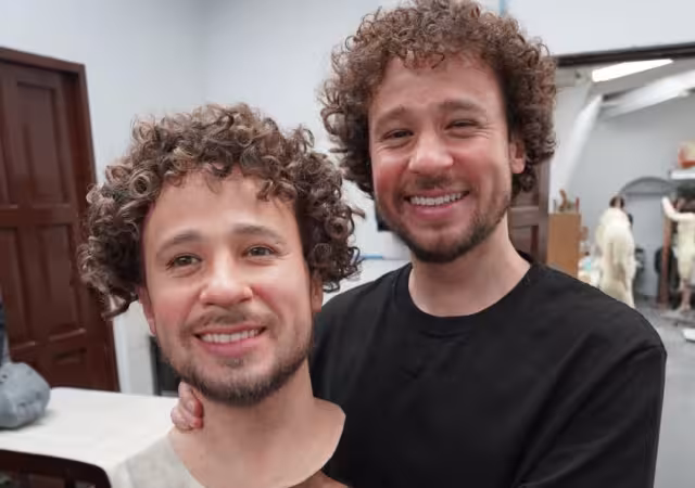 Luisito Comunica presenta su estatua del Museo de Cera de la Ciudad de México.