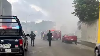 Uno de los bomberos aspiró exceso de humo por lo que fue trasladado al Seguro Social