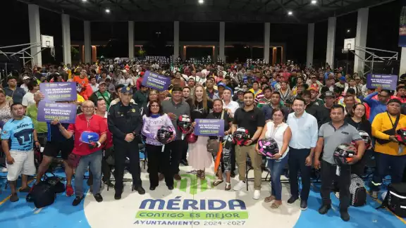 Cecilia Patrón entrega 515 cascos con certificación DOT a motociclistas que laboran en aplicaciones