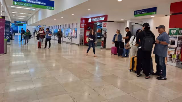 Pasajeros esperan a abordar sus vuelos en el aeropuerto de Mérida
